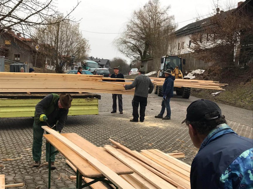 4 Aufrichten der Carport-Bretter vor der Stegmühle